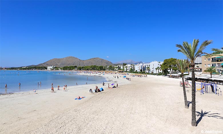 Het strand van Port d'Alcudia is een van de beste stranden van Mallorca.