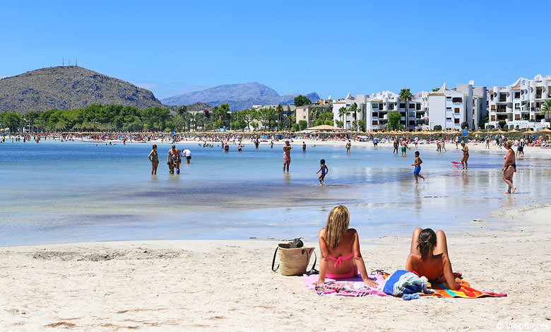 Vattnet är otroligt grunt vid Alcudia-stranden.
