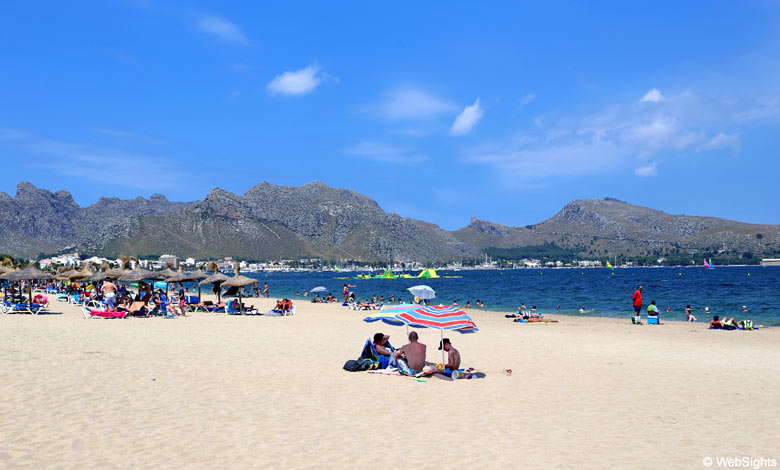 De prachtige strand van Puerto Pollensa met de bergen op de achtergrond.
