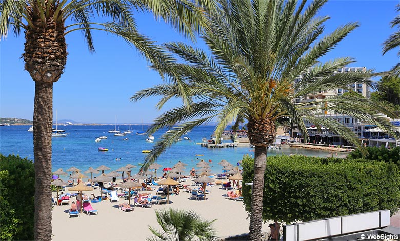 Strendene i Palma Nova har promenader med palmer