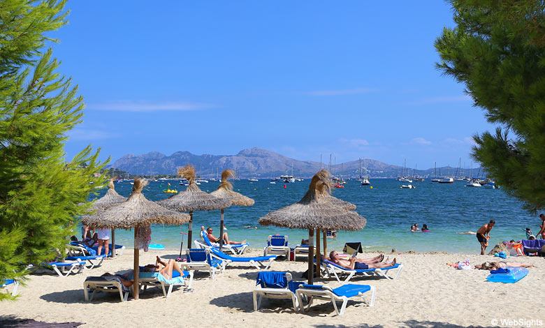 Puerto de Pollensa-stranden har en unik utsikt over fjellene