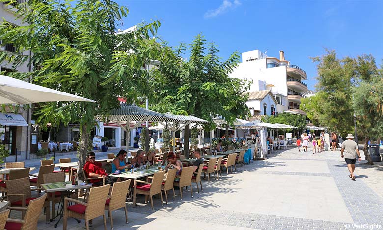 Et koselig torg med restauranter i Puerto Pollensa på Mallorca