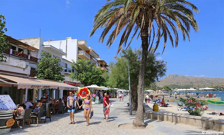 Restauranger på strandpromenaden i Puerto Pollensa