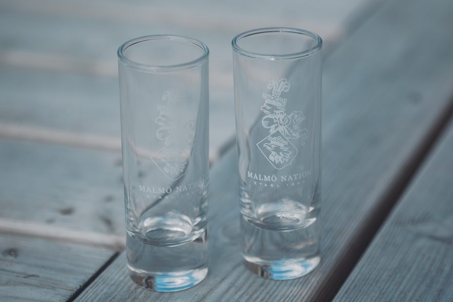 Shotglas:  Är bästa vännerna från Malmö Nation över på middag? Ska kvällen bli den bästa på länge? Då gör du rätt i att duka med våra snygga shotglas! Med dessa smakar allt helt enkelt bara mycket bättre!