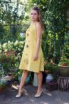 Skøn gul kjole i retrostil med mange søde detaljer, blonder og broderi. Blød naturlig bomuldskvalitet