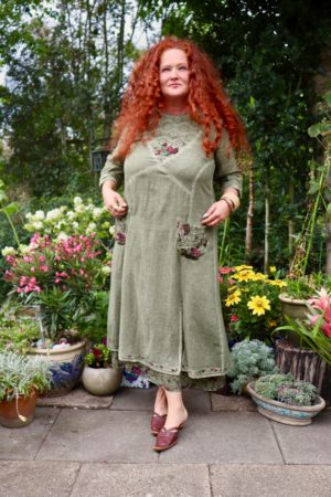 Skøn langærmet kjole med blomster,blonder og broderi i støvet grøn. Perfekt til lune sommeraftner og kolde vinterdage.