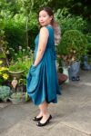 Flot blå boheme kjole med lommer og bånd i taljen. Naturlig bomuldskvalitet