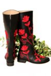 Lang sort læderstøvle med håndlavet rødt broderi i blomster mønster