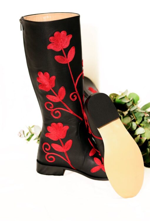 Elegant langskaftet læderstøvle i sort med røde blomster broderier