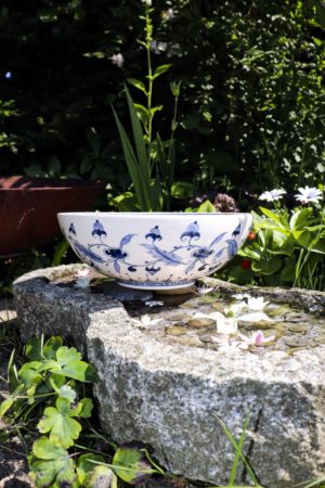 Håndlavet skål i hvid med blå blomstermotiver. Perfekt til brugskunst og pynt. Blyfri keramik