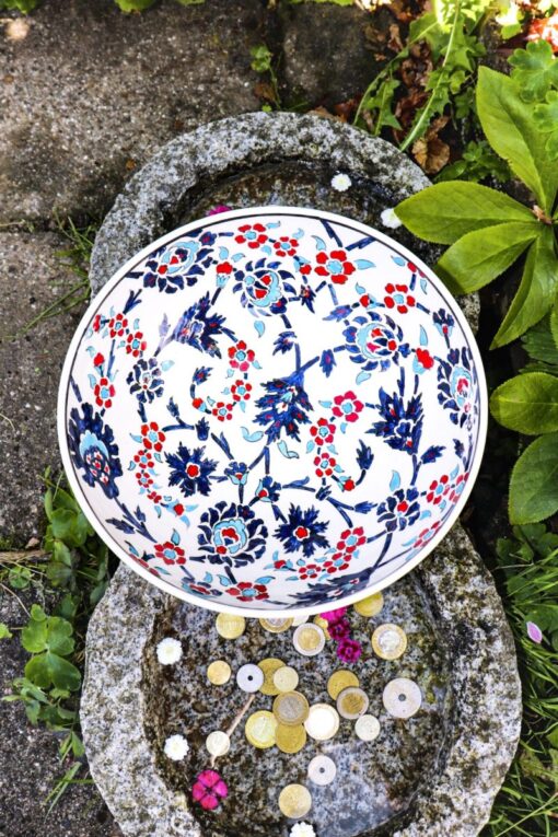 Hvid keramik frugtskål med farverige blomstermotiver. Håndlavet tyrkisk design