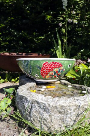 Tyrkisk brugskunst - Unik håndlavet keramik skål i skøn olivengrøn med smukke blomster motiver både udvendigt og indvendigt.