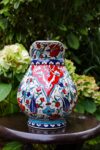 Unik keramik kande med røde og blå blomstermotiver. Håndlavet blyfri kvalitet