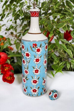 Håndlavet keramik flaske i turkis med røde og hvide blomstermotiver