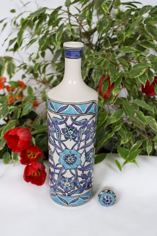 Keramik flaske dekoreret med blå blomster. Bly og cadmium fri og velegnet til opbevaring af olier i køkkenet. Flot gaveide.