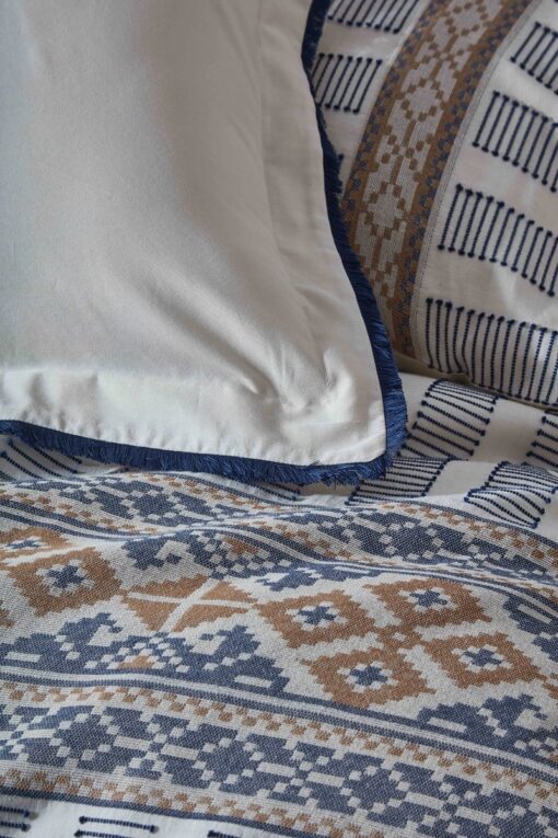 Blue and golden embroidery on a luxurious organic cotton double duvet set