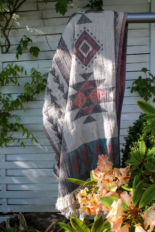 Gorgeous flat woven towel, peshtemal with geometrical patterns in organic cotton