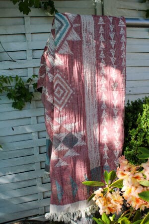 Økologisk peshtemal håndklæde i rødlige nuancer og geometriske mønstre. Lækker blød kvalitet