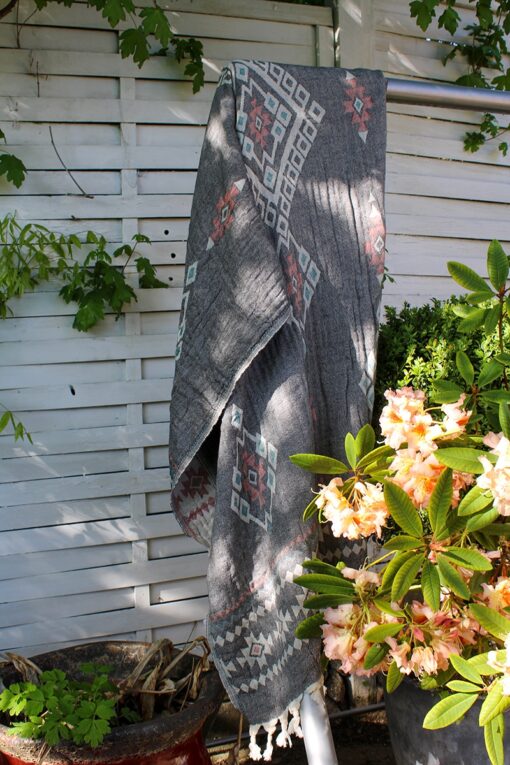 Elegant Tyrkisk hammam håndklæde - peshtemal i økologisk bomuld. Lysegråt med geometriske mønstre i støvede hvide, røde og grønlige farver