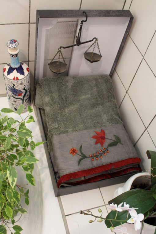 Luksus håndklædesæt med håndlavet broderi i dekorativ gaveæske