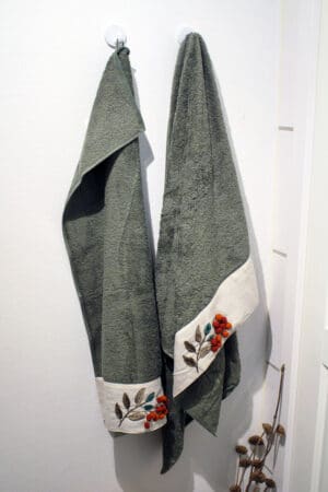 Håndklædesæt i støvet grøn med smukke røde farvenuancer