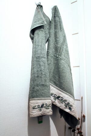 lyseblåt håndklædesæt med naturbroderier