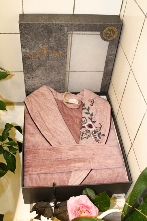 Gots certificeret økologisk badekåbe i rosa med broderi på kraven i dekorativ gaveæske