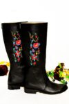 Håndlavet lang damestøvle i læder med farverige blomsterbroderier