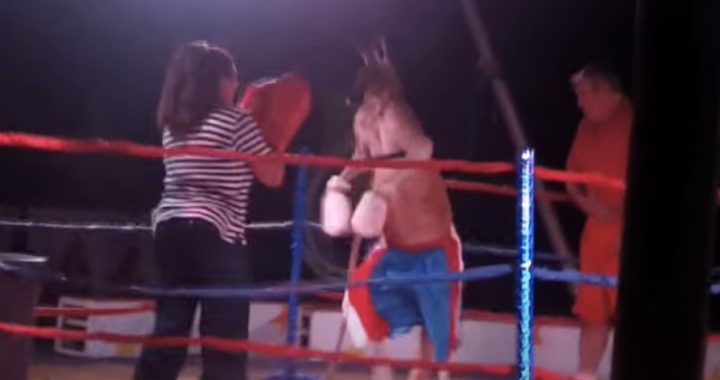 Vrouw bokst tegen kangoeroe en dat eindigt niet goed voor haar…