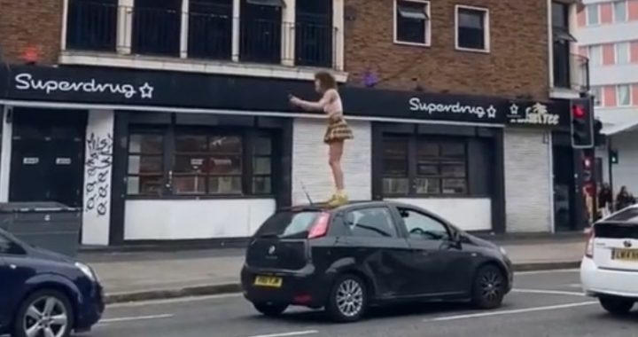 Vrouw doet vreugdedansje op dak van auto, bestuurder leert ze even een lesje