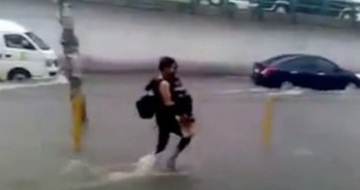 Man draagt vriendin tijdens overstroming, maar ze houden het toch niet droog