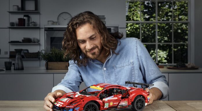 LEGO Technic Ferrari 488 GTE “AF Corse #51”