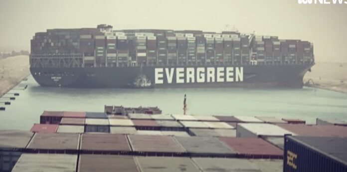 Containerskib i Suez-kanalen