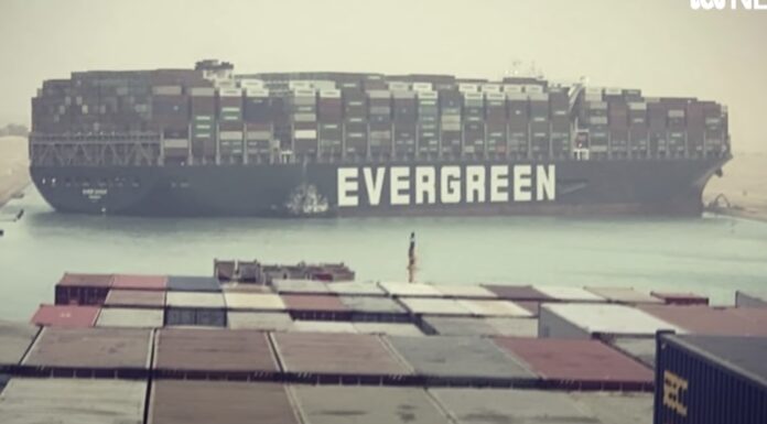 Containerskib i Suez-kanalen