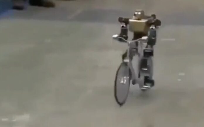 Robot kører på cykel
