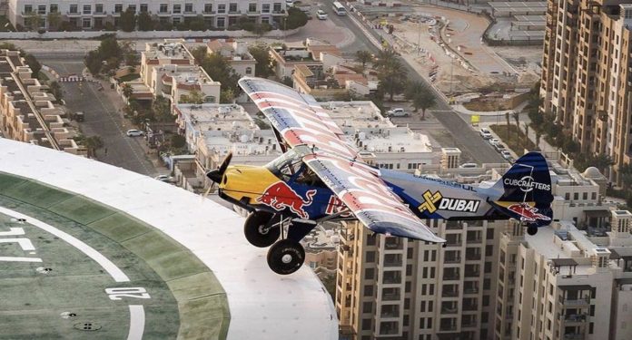 Red Bull lander fly på helipad