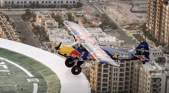 Red Bull lander fly på helipad