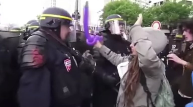 Demonstrant slår betjent med ballondyr, men kan ikke selv tåle mosten
