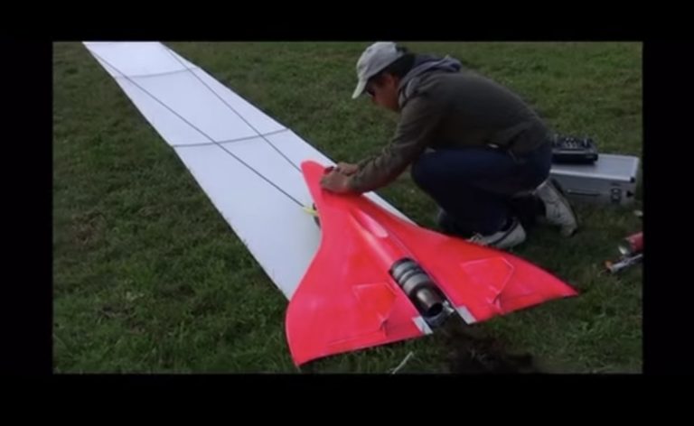 VIDEO: Verdens hurtigste fjernstyrede fly klarer 724 km/t
