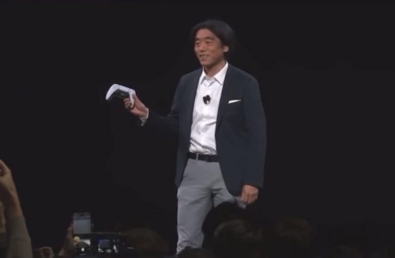 Sony kører bil på scenen ved hjælp af PlayStation-controller