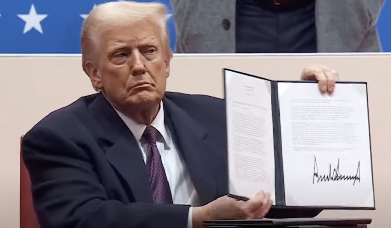 Se hvad Trump har besluttet efter sin første dag som præsident