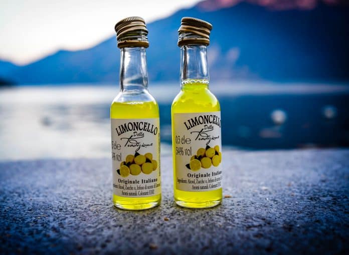 Par fundet død efter at have drukket limoncello