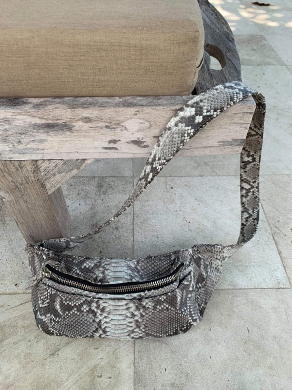 Nicoline Toft med Kundalini bumbag taske naturfarvet python skind taske på bænk