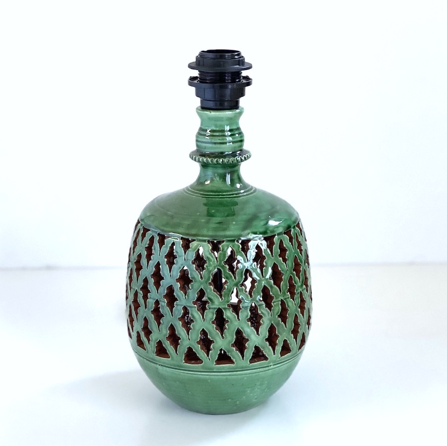 håndlavet bordlampe i grøn keramik