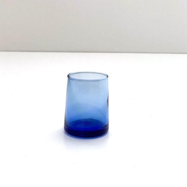 blåt mundblæst genbrugsglas recycled vandglas