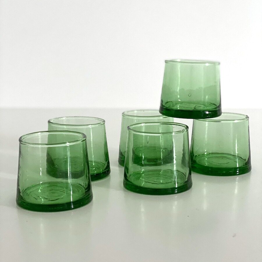 mundblæste glas til shots, snaps fyrfads lys grønt genbrugsglas