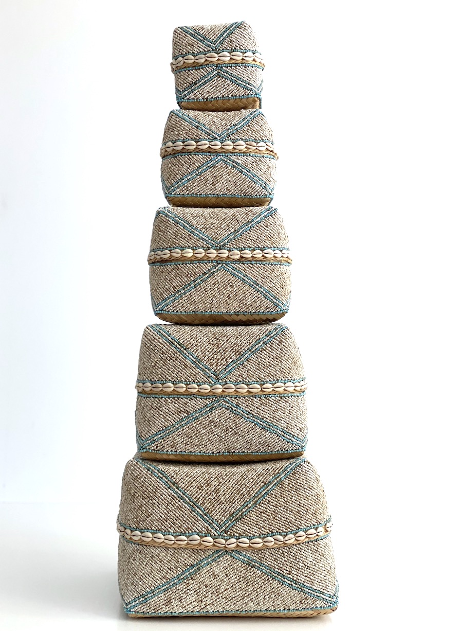 Kurveæske m perler fra Bali - beige med turkise striber og shells XS, S, M, L, XL