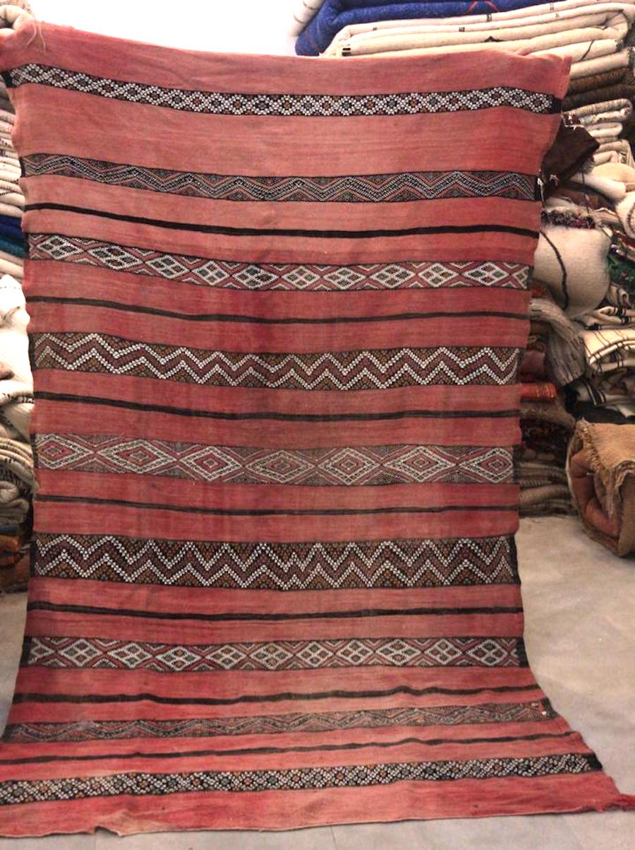 rødt kelim gulvtæppe marokko