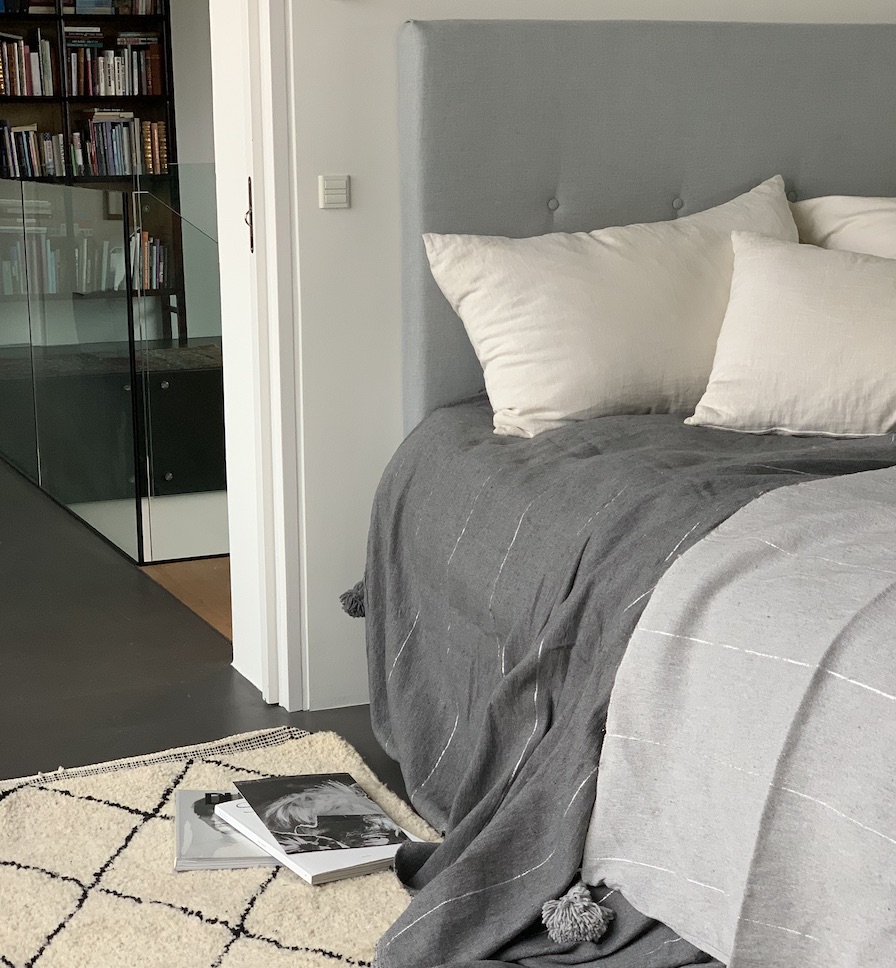 pom / sengetæppe 140 x 200 - grå - MANIPURA LIVING