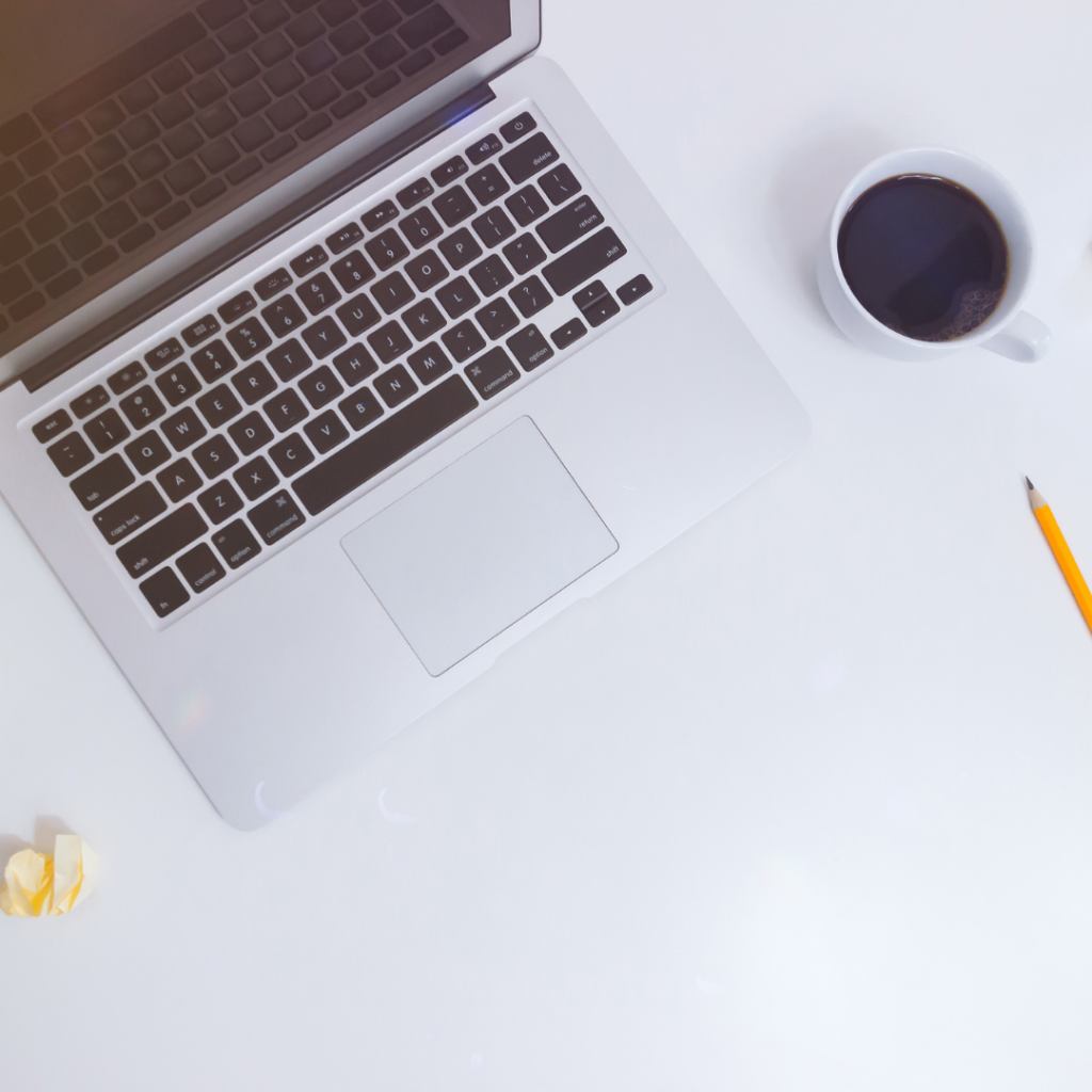 Laptop und Kaffe auf Schreibtisch, Desk